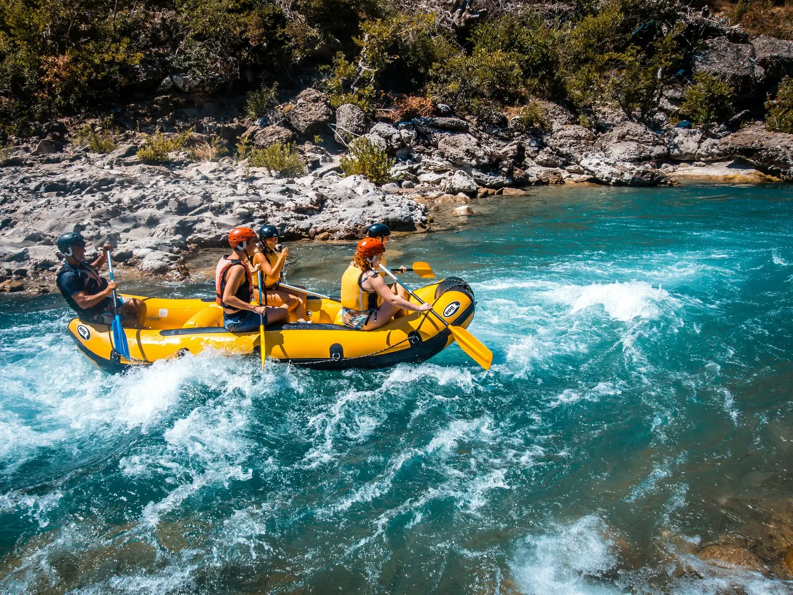 Grupo haciendo rafting en aguas bravas glaciares