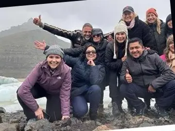 La tribu celebrando frente a un glaciar islandés